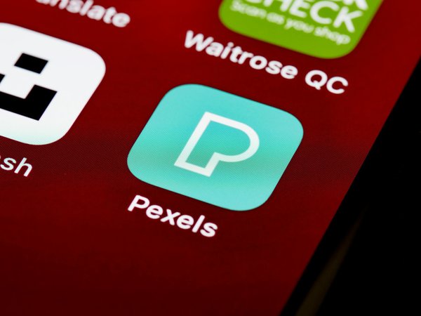 How do UK consumers choose smartphones for gaming purposes?